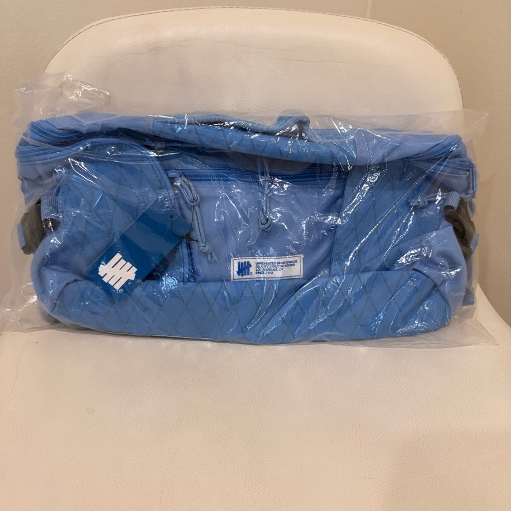 Undefeated Nylon Waist Fanny Pack Bag
Light Blue Sling